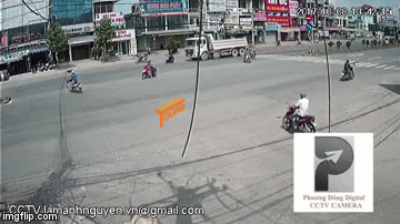 Rùng mình với video 2 vụ tai nạn xảy ra cách nhau đúng 1 tiếng tại cùng một ngã ba của thành phố Biên Hòa - Ảnh 2.