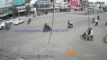 Rùng mình với video 2 vụ tai nạn xảy ra cách nhau đúng 1 tiếng tại cùng một ngã ba của thành phố Biên Hòa - Ảnh 4.
