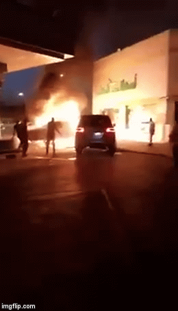 Tiểu vương lái Toyota Land Cruiser đẩy chiếc ô tô đang cháy ra khỏi cây xăng khiến cư dân mạng khen nức nở - Ảnh 2.