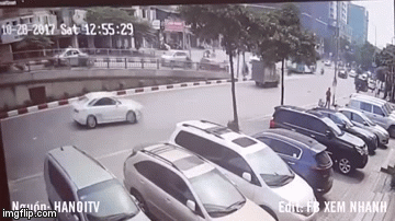 Video Audi A6 lao lên vỉa hè, đâm trúng 1 thanh niên và hạ gục cột đèn tại Hà Nội - Ảnh 2.