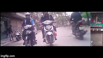 Video tai nạn xe máy tại Hà Nội khiến cư dân mạng tranh cãi - Ảnh 2.