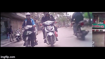 Video tai nạn xe máy tại Hà Nội khiến cư dân mạng tranh cãi - Ảnh 2. Video tai nạn xe máy tại Hà Nội khiến cư dân mạng tranh cãi - Ảnh 2.