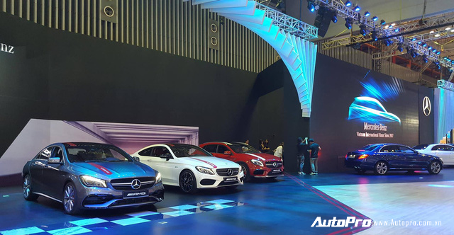 Trực tiếp: Mercedes-Benz kết hợp táo bạo xe sang - Áo dài Việt; Ra mắt mẫu xe Mercedes-AMG GLA 45 4MATIC - Ảnh 1.