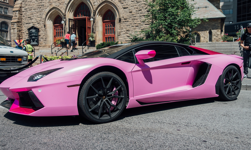 Siêu bò Lamborghini Aventador độ dàn áo Liberty Walk màu hồng độc nhất vô nhị