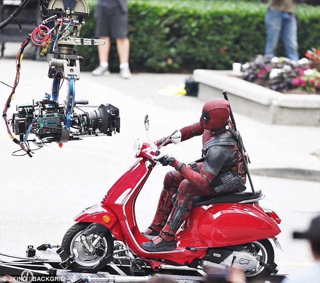 Nam tài tử Ryan Reynolds giả vờ điều khiển Vespa Primavera như thật trên phim trường Deadpool 2 - Ảnh 2.