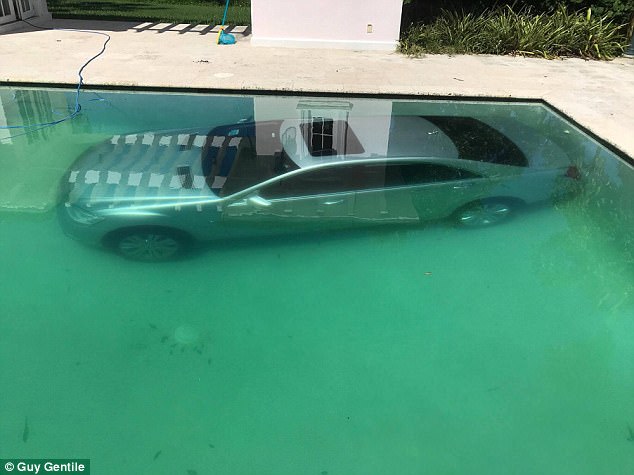 Bị đá, người mẫu tóc vàng lái chiếc xe sang Mercedes-Benz S400 của bạn trai xuống bể bơi - Ảnh 2.