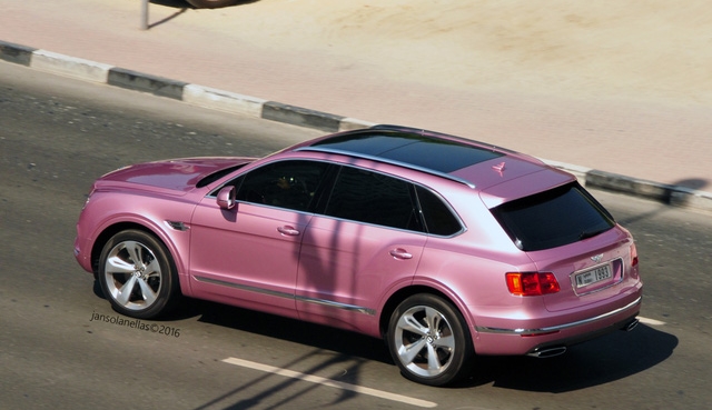 SUV siêu sang Bentley Bentayga bị bắt gặp trong bộ cánh hồng nữ tính - Ảnh 1.
