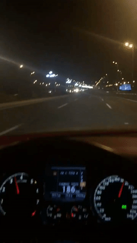 Xôn xao với video xe sang Bentley chạy tốc độ 207 km/h trên cầu Nhật Tân - Ảnh 2.