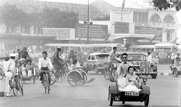 Bắt gặp đồ cổ xích lô máy Peugeot trên đường phố Hà Nội - Ảnh 2.