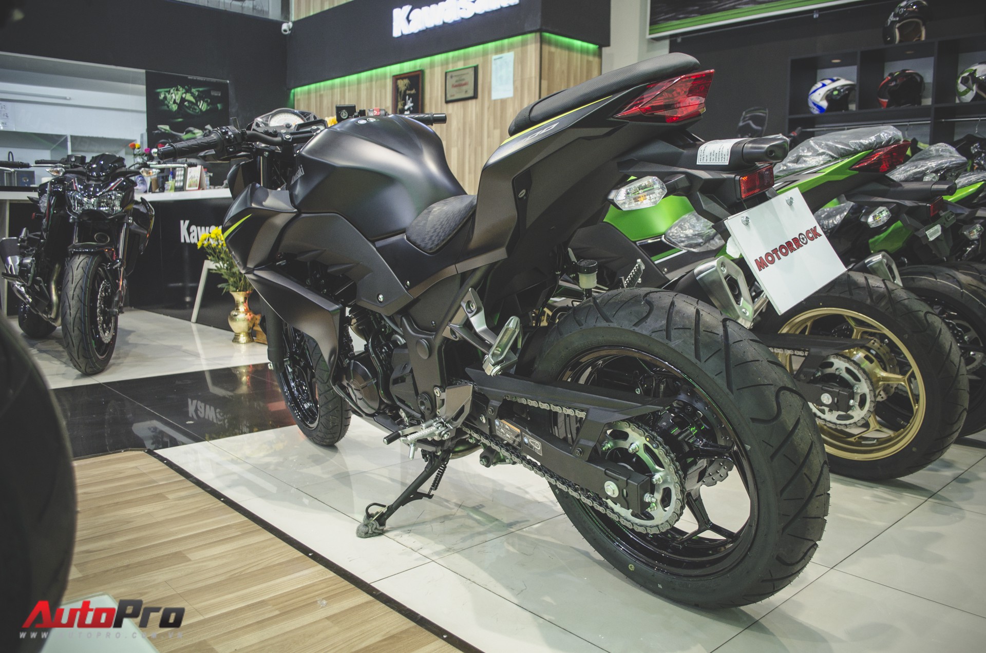 Kawasaki Z300 2018 giá từ 129 triệu đồng - nakedbike 300cc rẻ nhất Việt Nam