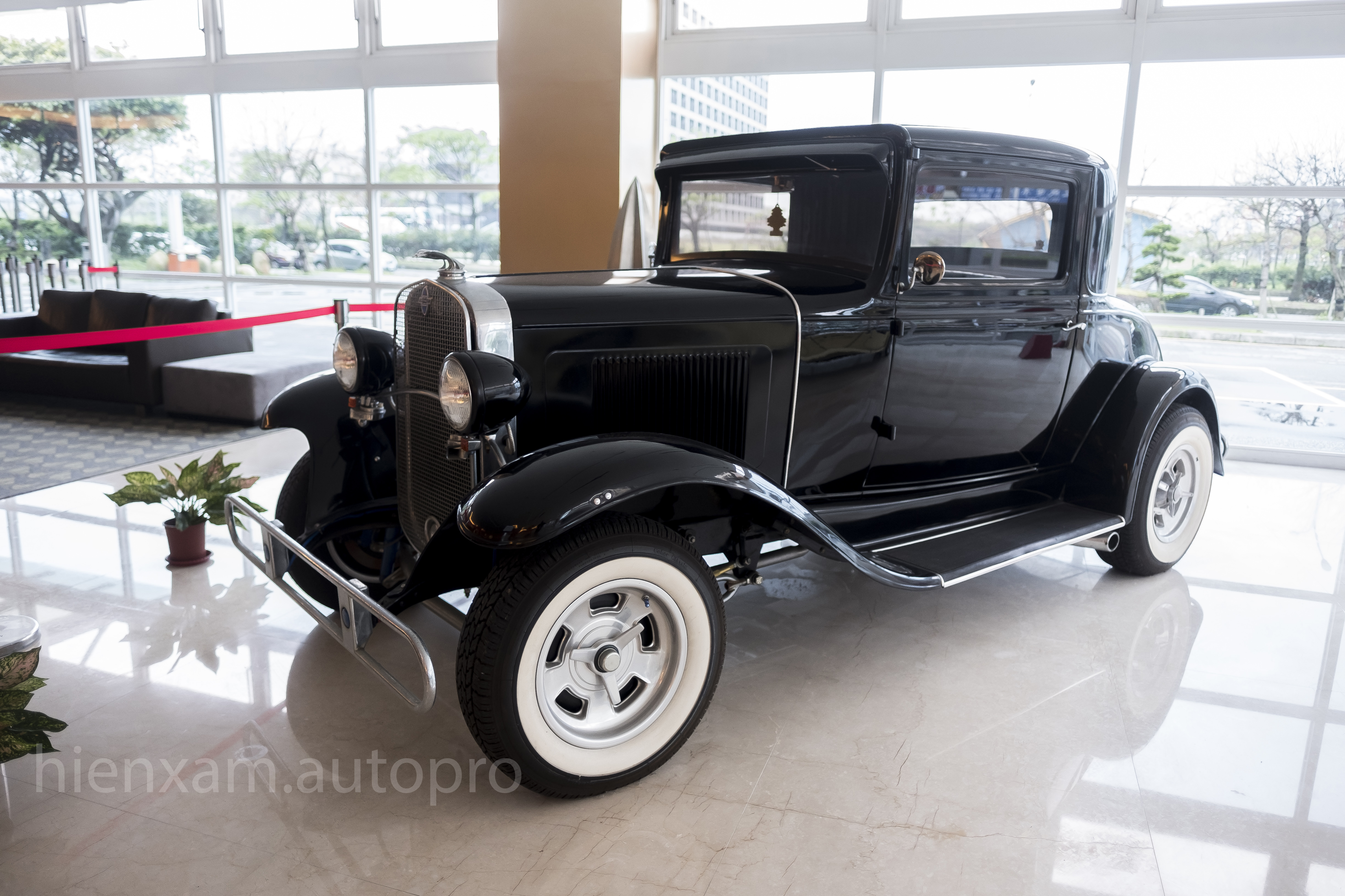Admiring the 85-year-old vintage Chevrolet and the 60-year-old vintage MG - Photo 4. Admiring the 85-year-old vintage Chevrolet and the 60-year-old vintage MG - Photo 4.