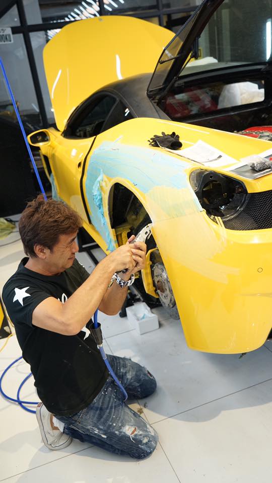 Xem thợ Nhật Bản xẻ thịt Ferrari 458 Italia để độ Liberty Walk - Ảnh 3.