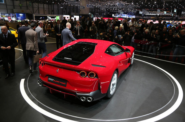 Mô hình 1:2 của siêu xe Ferrari 812 Superfast có giá bán 16,3 tỷ Đồng - Ảnh 4.