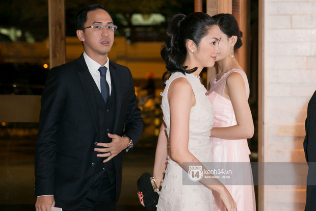 Vợ chồng Hà Tăng đến dự tiệc cưới Hoa hậu Thu Thảo trên Range Rover Autobiography 8 tỷ Đồng - Ảnh 1.