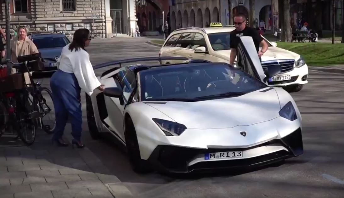 Xem sao bóng đá Franck Ribéry lái Lamborghini Aventador SV Roadster mới tậu