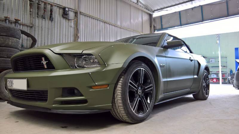 Ford Mustang độc nhất Việt Nam trang bị thêm wide body kit và thay màu áo