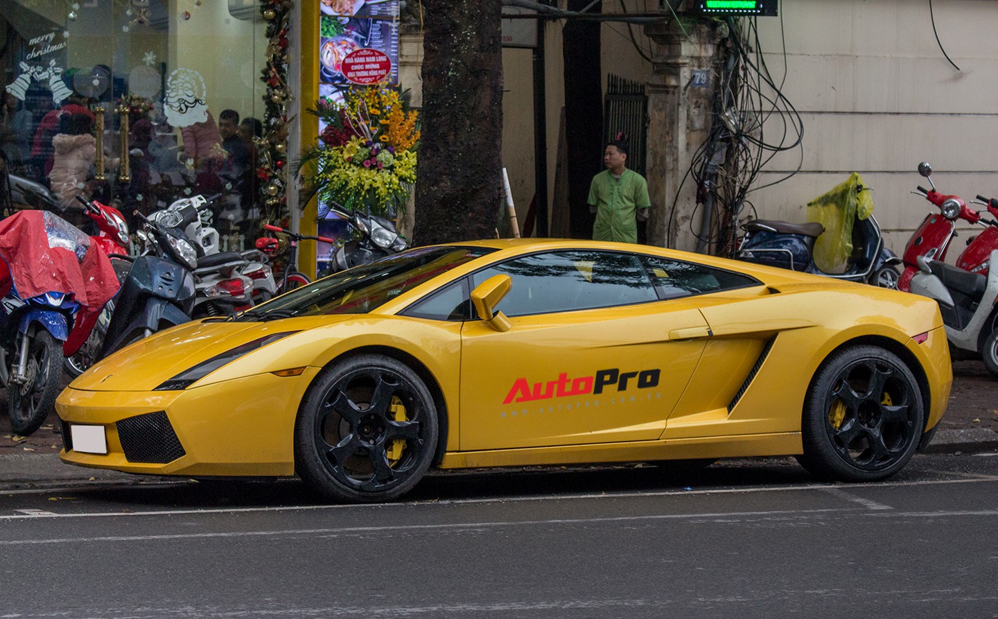 Bò già” Lamborghini Gallardo 13 năm tuổi mất sạch logo xuất hiện tại Hà Nội