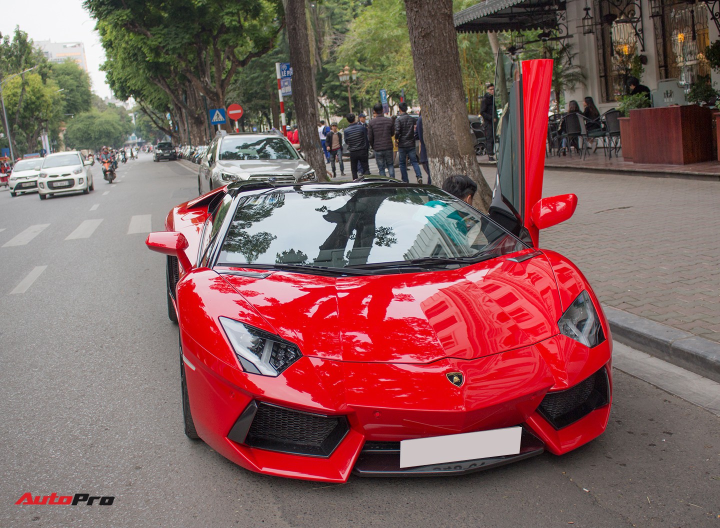 Chán phong cách Dubai, Lamborghini Aventador Roadster về màu nguyên bản tại  Hà Nội