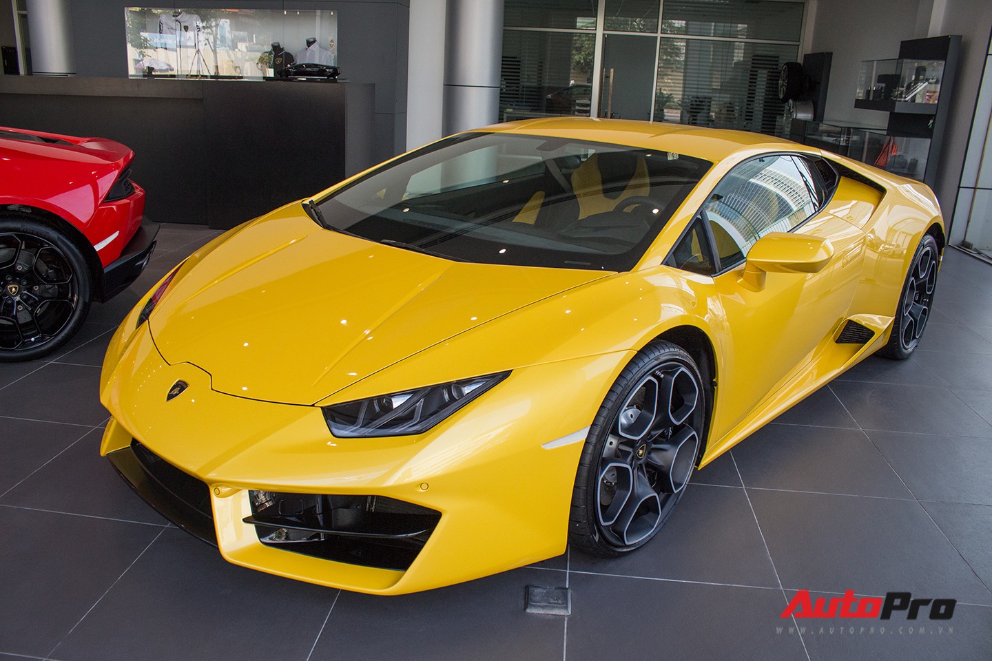 Mất bao lâu, Lamborghini mới bán được 1 xe tại Việt Nam?