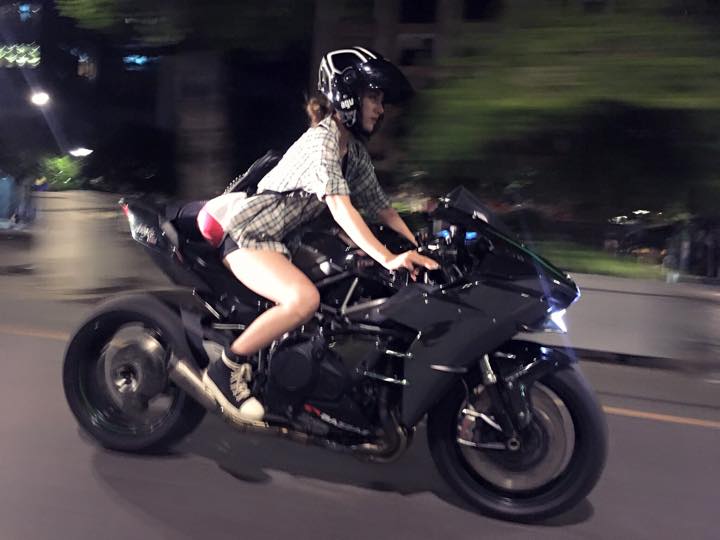 Chân dài lái Kawasaki Ninja H2 hơn 1 tỷ Đồng trên phố đi bộ Nguyễn Huệ ...