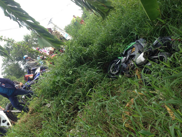 Lâm Đồng: Ôm cua quá đà, biker cùng chiếc Kawasaki Z1000 lao xuống bãi cỏ trên đèo Bảo Lộc - Ảnh 3.