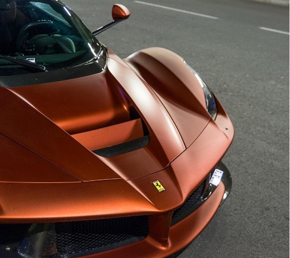 Ferrari LaFerrari màu cực độc xuất hiện tại thiên đường siêu xe - Ảnh 2.