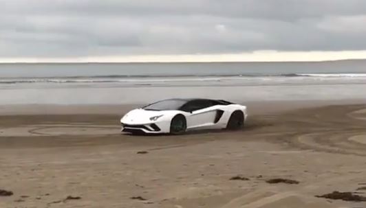 Xem dân chơi đem siêu xe Lamborghini Aventador S ra bờ biển drift