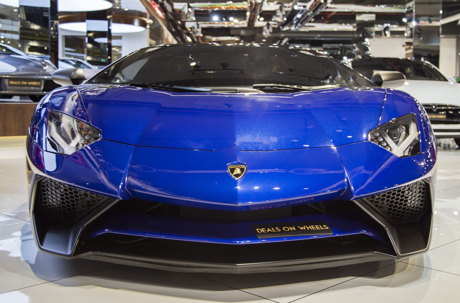 Vẻ đẹp lộng lẫy của Lamborghini Aventador SV mui trần rao bán 13 tỷ Đồng