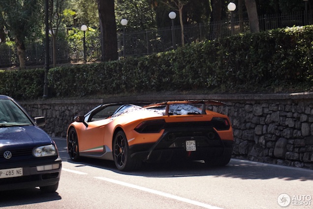 Lamborghini Huracan Performante Spyder lần đầu bị bắt gặp lăn bánh trên phố - Ảnh 1.