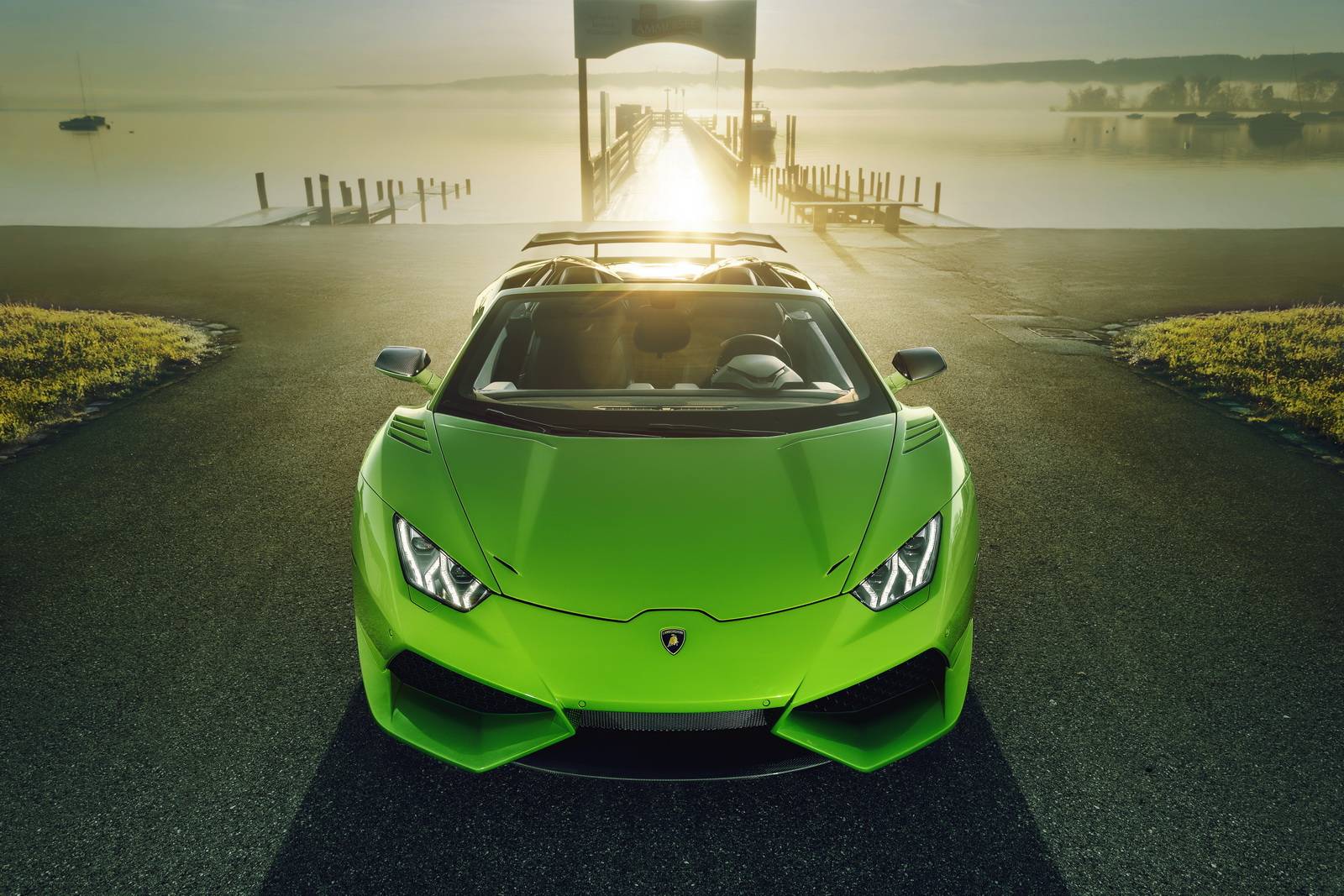 Lamborghini Huracan Spyder - chiếc siêu xe đỉnh cao của sự sang trọng và đẳng cấp. Bạn sẽ không thể rời mắt khỏi bức ảnh này với kiểu dáng của xe cùng với hệ thống đèn pha đầy sáng tạo. Hãy cùng trải nghiệm cảm giác lái chiếc xe này với hình ảnh đẹp vô cùng.