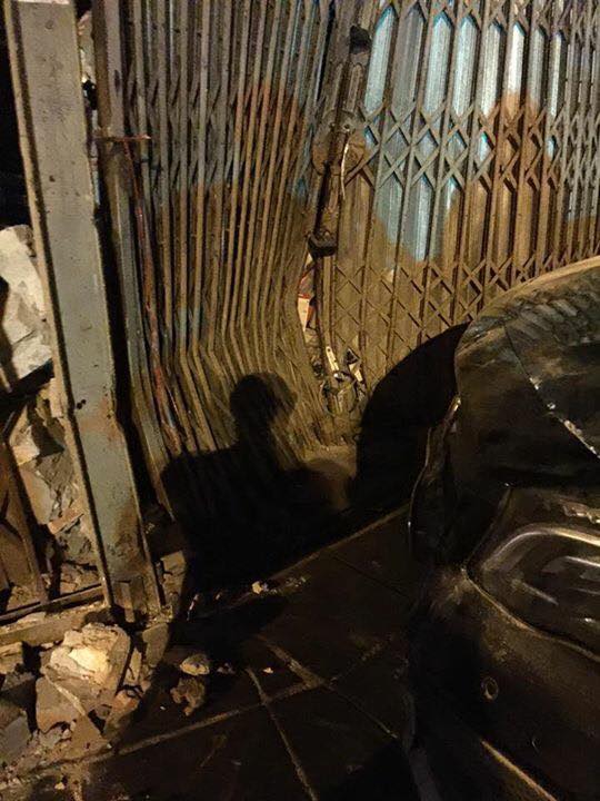 Mercedes-Benz GLA 45 AMG tông vào cửa nhà dân lúc nửa đêm - Ảnh 3.