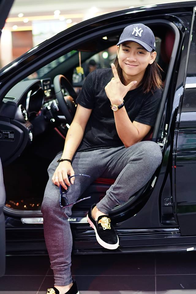 Con trai nuôi Hoài Linh tậu Mercedes-Benz C300 AMG trị giá 1,889 tỷ Đồng - Ảnh 3.