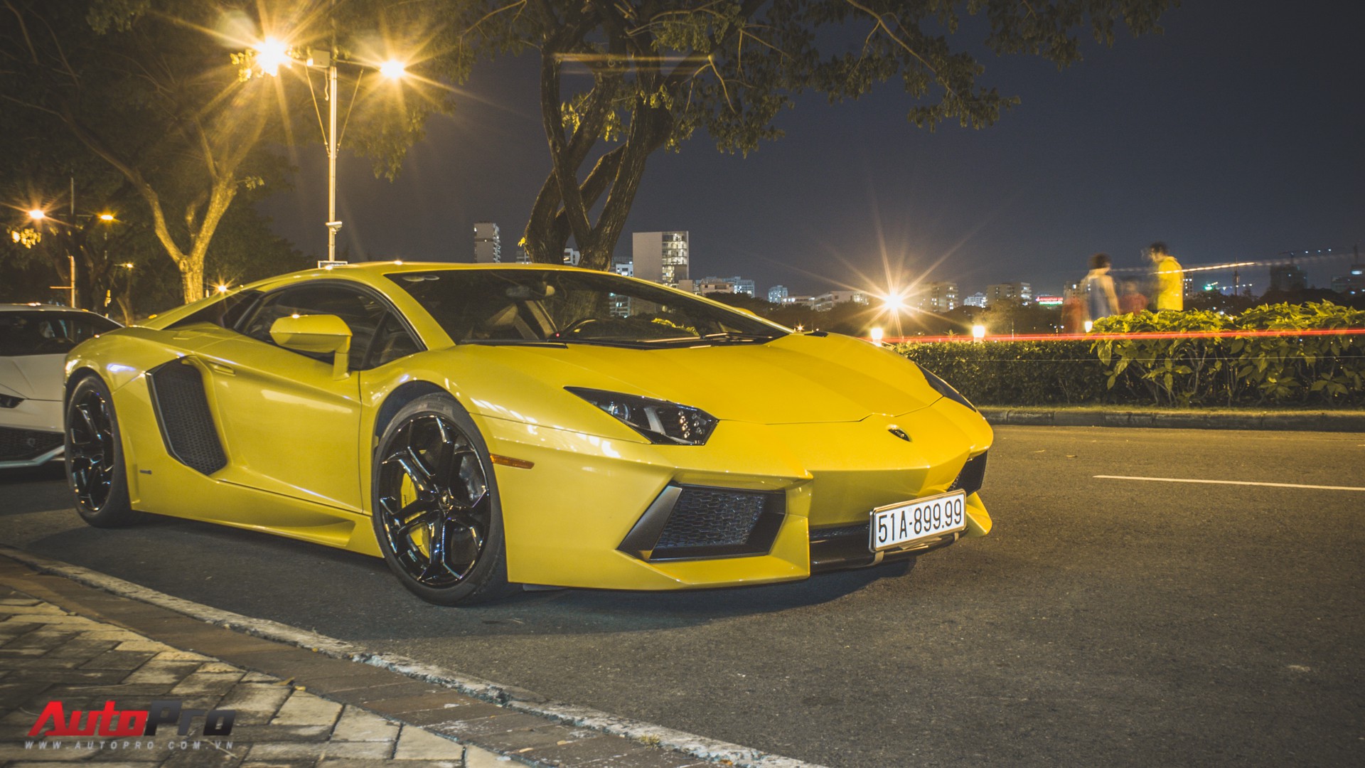 Dàn siêu xe Lamborghini 80 tỷ đồng tụ tập dịp cuối tuần tại Sài Gòn