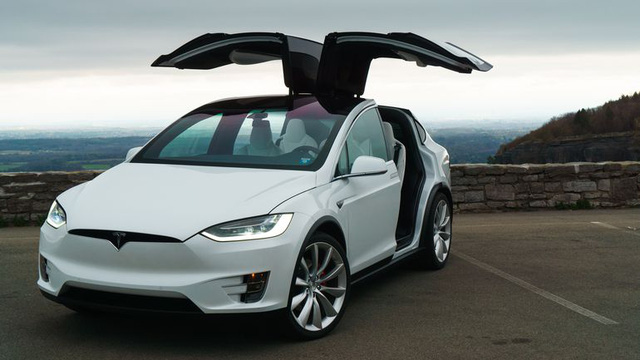 Tesla bị kiện vì Model X tự động tăng tốc, đâm nát gara nhà chủ nhân - Ảnh 1.