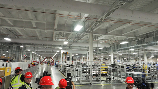 Nhà máy Gigafactory trị giá 5 tỷ USD của Tesla đã bắt đầu hoạt động - Ảnh 1.