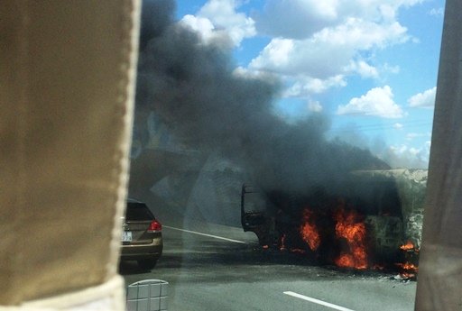Xe khách bốc cháy dữ dội trên cao tốc Trung Lương - Ảnh 1.