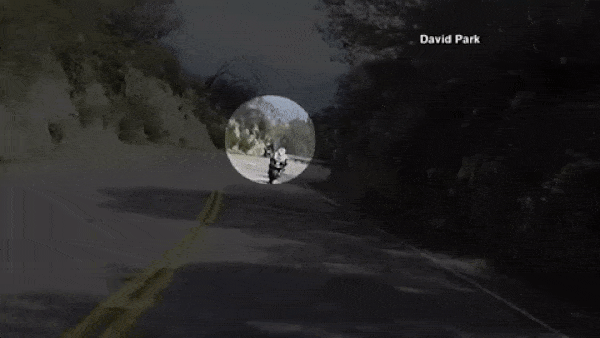 Biker bay lên không trung, rơi xuống vực trong tai nạn trên đường núi - Ảnh 2.