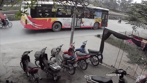 Video tai nạn xe máy liên hoàn tại Hà Nội gây tranh cãi trên mạng - Ảnh 2.
