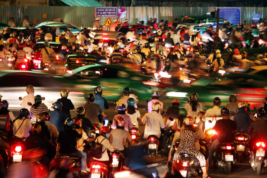 Kẹt xe tới khuya mỗi ngày, người Sài Gòn nổi nóng - Ảnh 2.