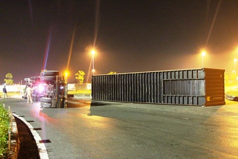 2 vụ xe container lật nhào xảy ra liên tiếp khi ôm cua gấp - Ảnh 2.