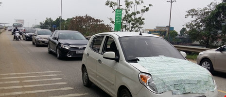 Hơn 100 ô tô mang tiền lẻ,dừng đầu cầu phản đối phí BOT - Ảnh 1. Hơn 100 ô tô mang tiền lẻ,dừng đầu cầu phản đối phí BOT - Ảnh 1.