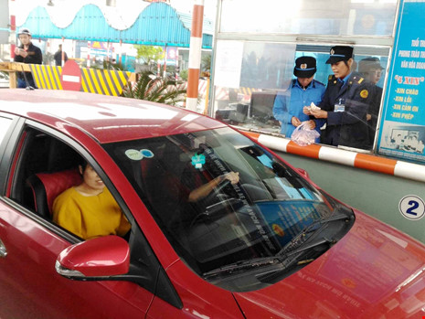 Hơn 100 ô tô mang tiền lẻ,dừng đầu cầu phản đối phí BOT - Ảnh 3. Hơn 100 ô tô mang tiền lẻ,dừng đầu cầu phản đối phí BOT - Ảnh 3.