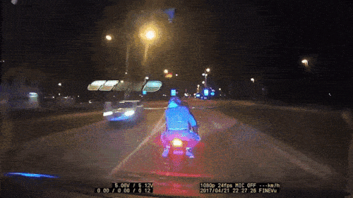 Video cảnh sát truy đuổi và húc thẳng vào BMW S1000RR như phim hành động - Ảnh 2.