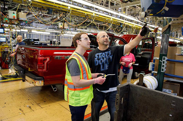 Chán điều hành Facebook, CEO Mark Zuckerberg thử làm công nhân lắp ráp ô tô ở nhà máy Ford - Ảnh 1.