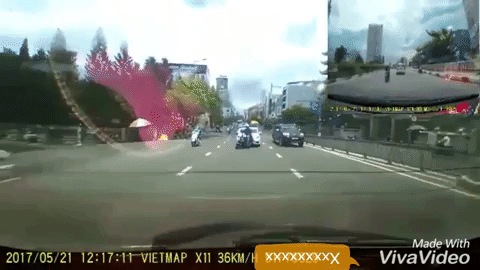Video người điều khiển Honda SH bị xe Mazda đâm trúng, bay lên nắp capô tại Sài Gòn - Ảnh 2.