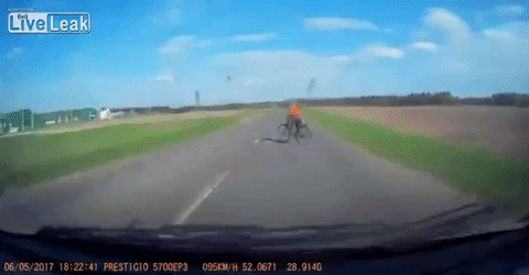 Sang đường không quan sát, người đi xe đạp bị ô tô đâm ở tốc độ hơn 100 km/h - Ảnh 2.