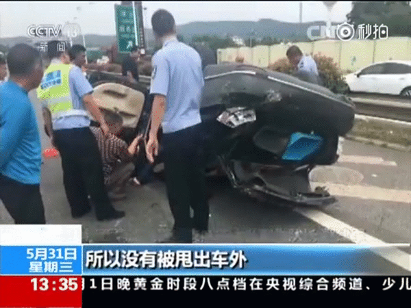 Trung Quốc: Thoát chết thần kỳ ngay trước mũi xe container, sau khi văng khỏi xe ô tô gặp nạn - Ảnh 2.