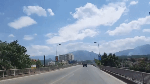 Video xe máy lao thẳng vào đầu ô tô khách ở tốc độ cao tại Lào Cai - Ảnh 2.