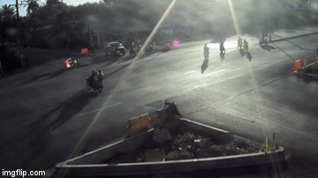 Thái Lan: Xe máy chở 3 bị ô tô hất tung lên trời, mỗi người văng ra một hướng - Ảnh 2.