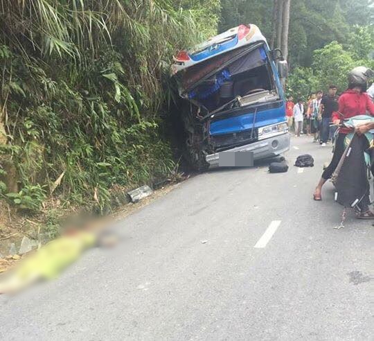 Xe ô tô chở học sinh lớp 11 lao vào vách núi ở đèo Tam Đảo, 1 nữ sinh tử vong - Ảnh 1.